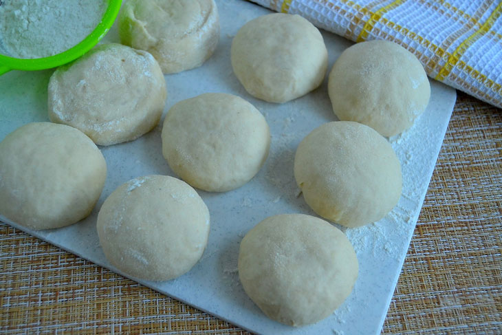 Delicious pies with cabbage and egg in the oven - from simple and affordable products