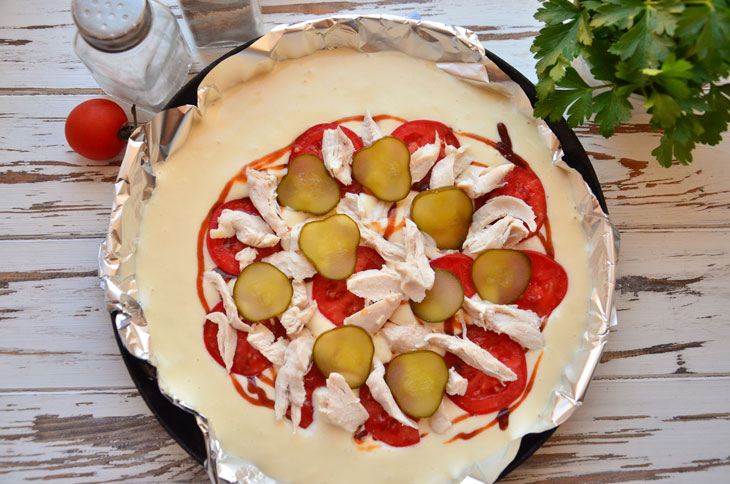 Kefir pizza with chicken and cucumbers - a quick option when there is no time