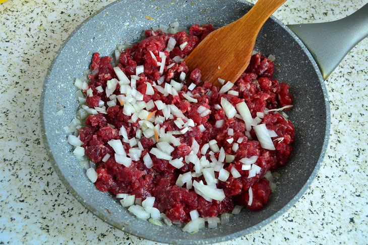 Delicious pies in the oven with cabbage and minced meat - in just 1 hour