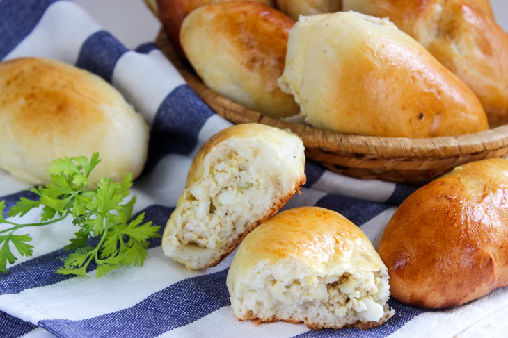 Pies with chicken and boiled eggs - a successful and very simple recipe