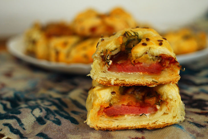 Puffs with sausage and mozzarella - a good replacement for regular bread