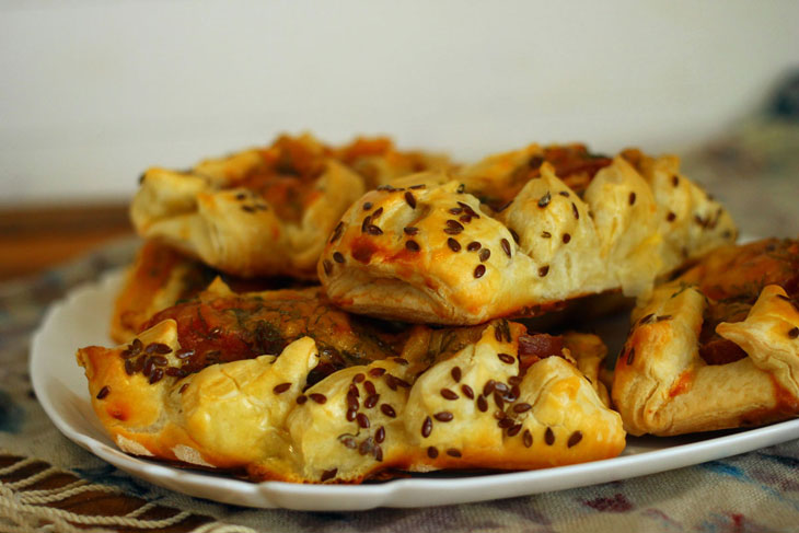 Puffs with sausage and mozzarella - a good replacement for regular bread