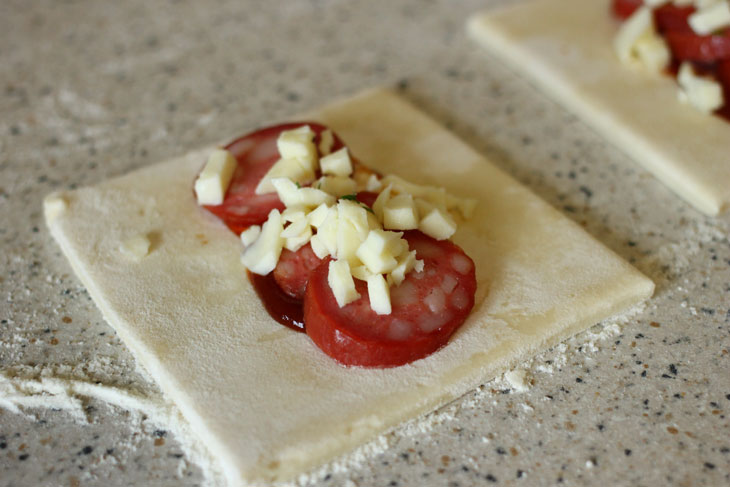 Puffs with sausage and mozzarella - a good replacement for regular bread