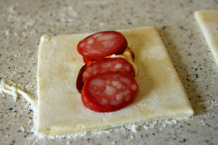 Puffs with sausage and mozzarella - a good replacement for regular bread