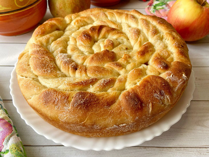 Pie with apples in cream - delicious taste and aroma