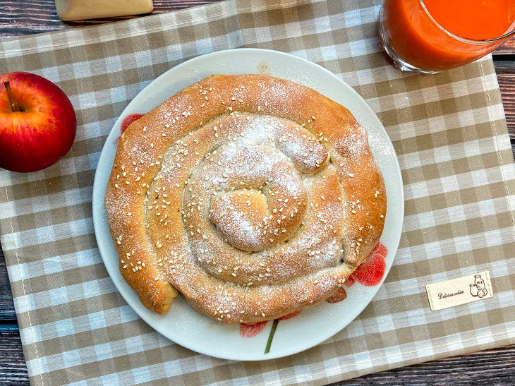 Apple pie "Snail" - simple, fast and tasty