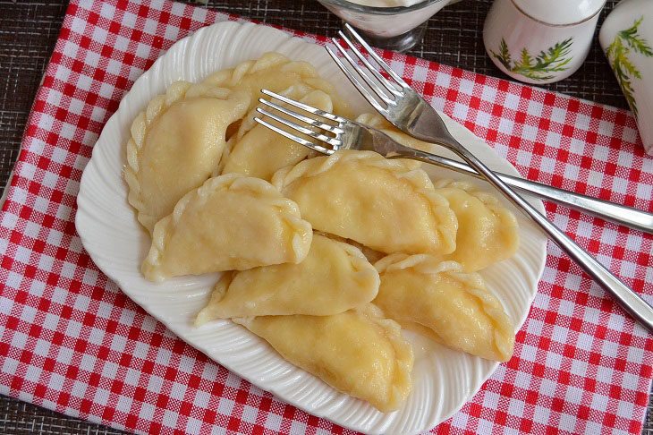 Vareniki with cottage cheese and potatoes - unusual, but very tasty