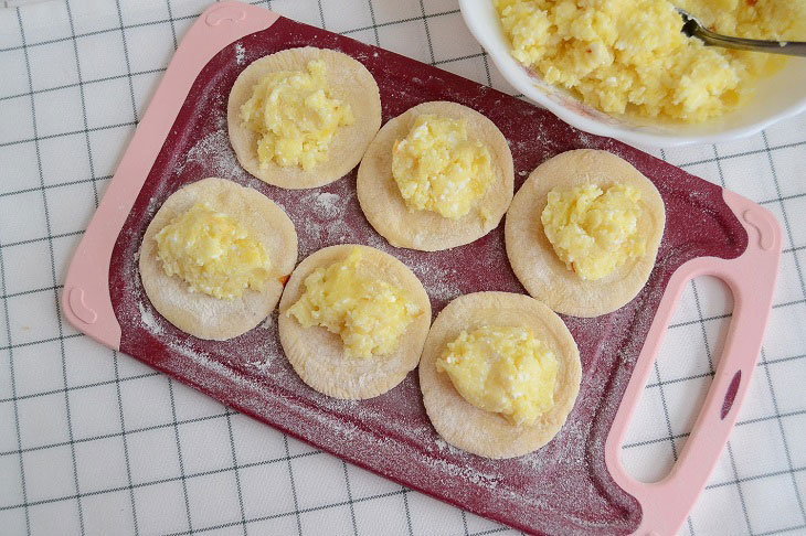 Vareniki with cottage cheese and potatoes - unusual, but very tasty