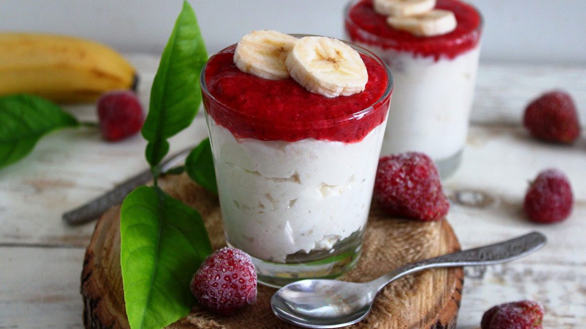 Cottage cheese-banana dessert with strawberry puree – healthy and very tasty