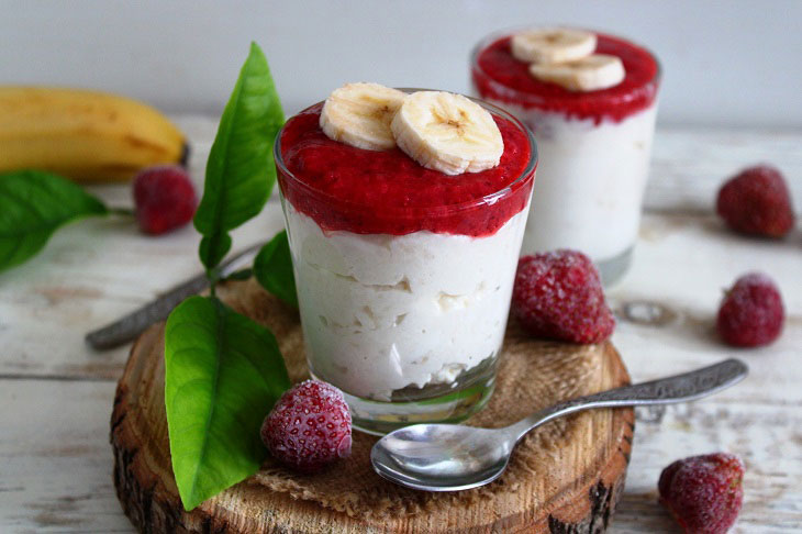 Cottage cheese-banana dessert with strawberry puree - healthy and very tasty
