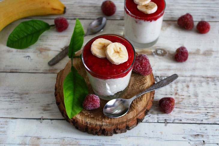 Cottage cheese-banana dessert with strawberry puree - healthy and very tasty