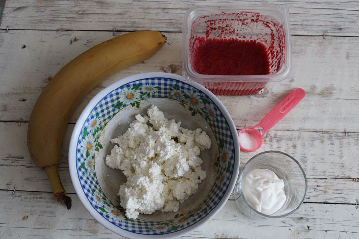 Cottage cheese-banana dessert with strawberry puree - healthy and very tasty