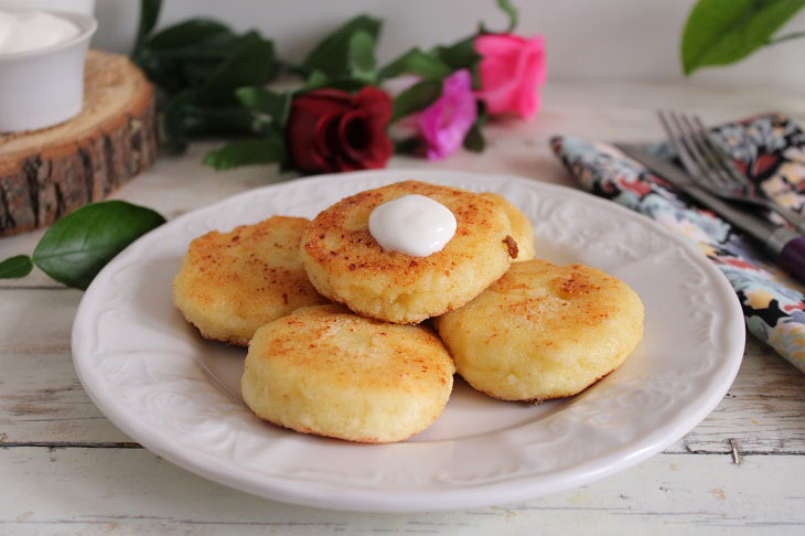 Cheesecakes with semolina in a pan - tender, tasty and airy