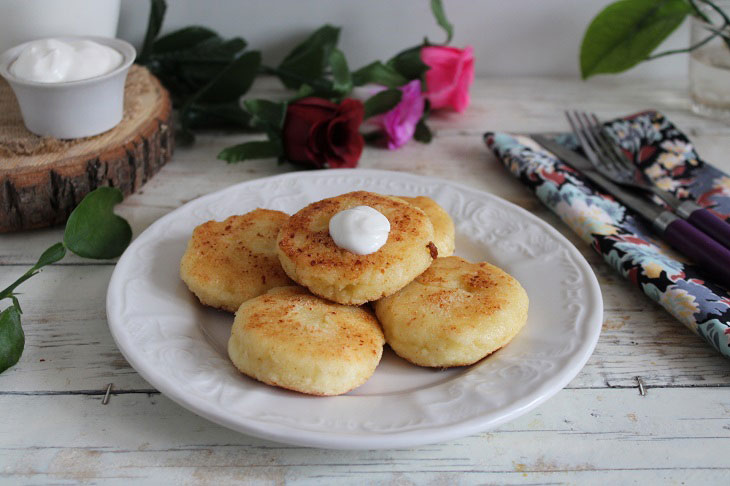 Cheesecakes with semolina in a pan - tender, tasty and airy