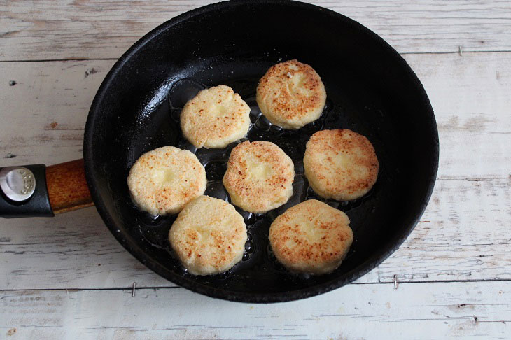 Cheesecakes with semolina in a pan - tender, tasty and airy