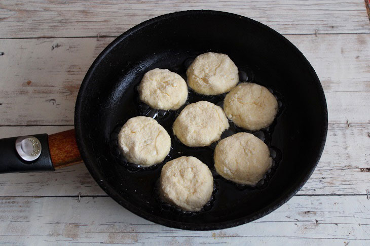 Cheesecakes with semolina in a pan - tender, tasty and airy