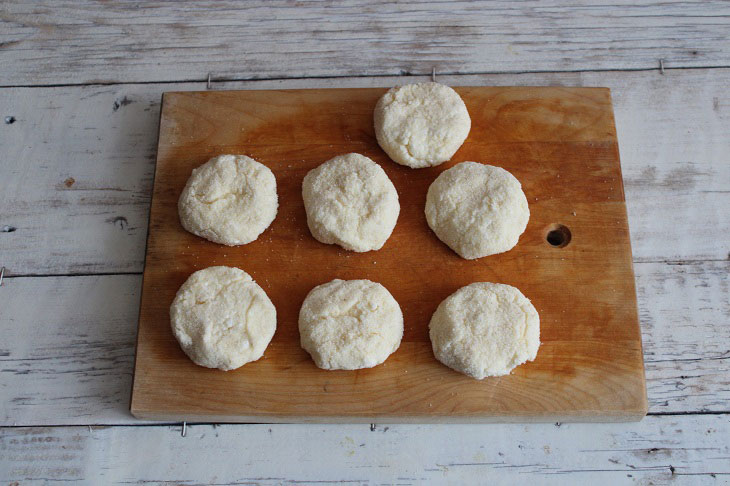 Cheesecakes with semolina in a pan - tender, tasty and airy