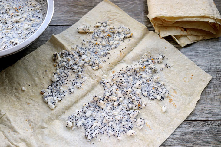 Cottage cheese and poppy-seed lavash roll - a delicious dessert in a hurry