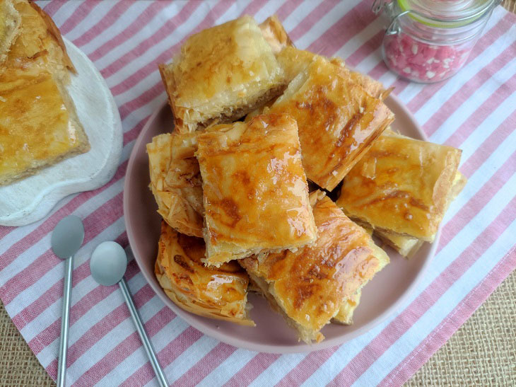 Filo baklava - a delicious oriental dessert