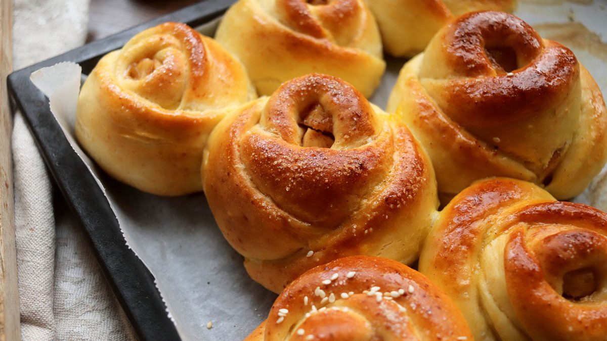 Pies-buns with apples – delicious and beautiful pastries for tea