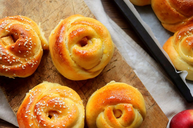 Pies-buns with apples - delicious and beautiful pastries for tea