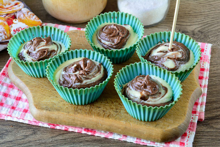 Cupcakes "Zebra" on sour cream - delicious and elegant pastries