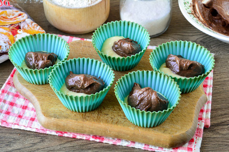 Cupcakes "Zebra" on sour cream - delicious and elegant pastries