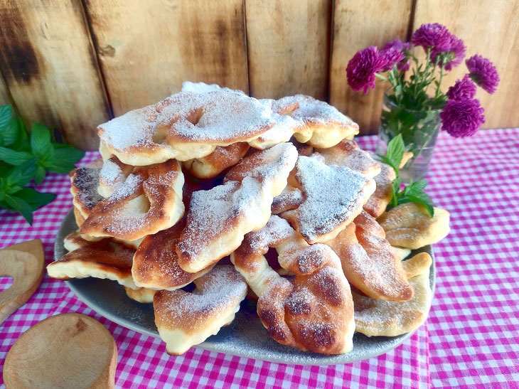 Brushwood on sour cream - a delicious recipe for a family tea party