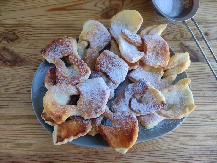 Brushwood on sour cream - a delicious recipe for a family tea party