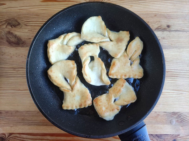 Brushwood on sour cream - a delicious recipe for a family tea party