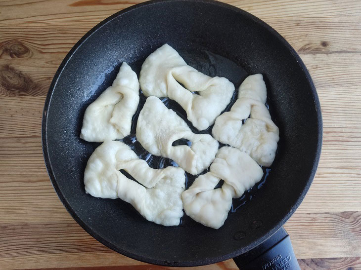 Brushwood on sour cream - a delicious recipe for a family tea party