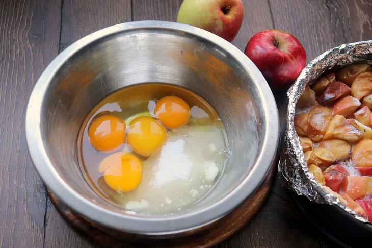 Pie "Marmalade Miracle" with apples - juicy and tender pastries