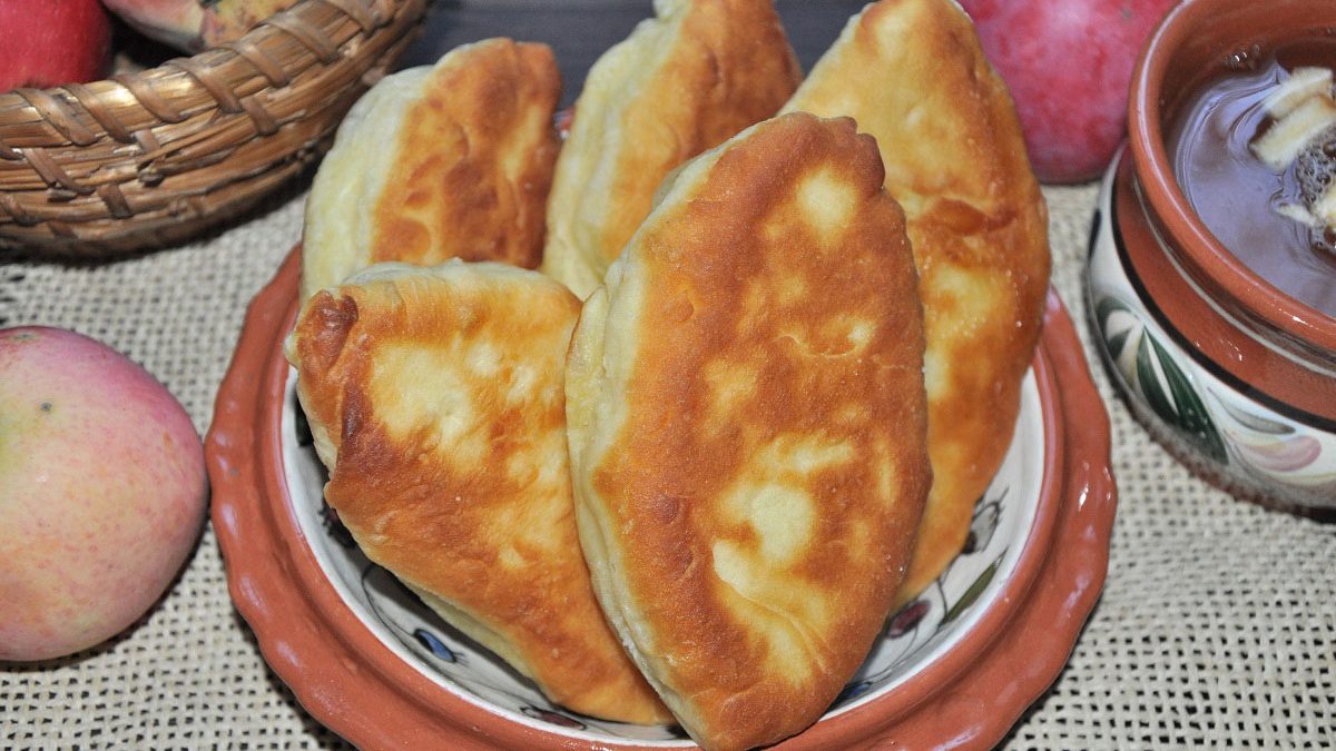 Fried pies with apples on the water – soft, airy and very tasty