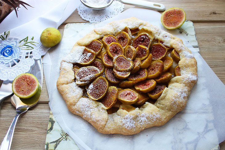 Galette with figs - delicate and delicious pastries in French