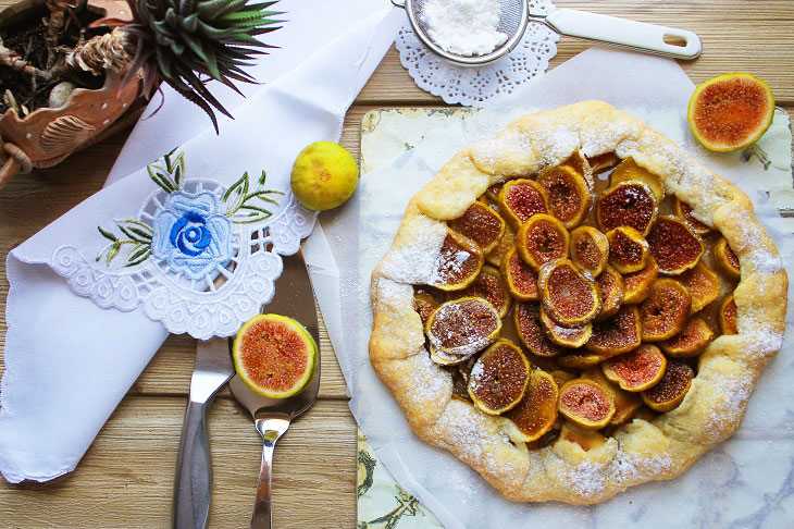 Galette with figs - delicate and delicious pastries in French