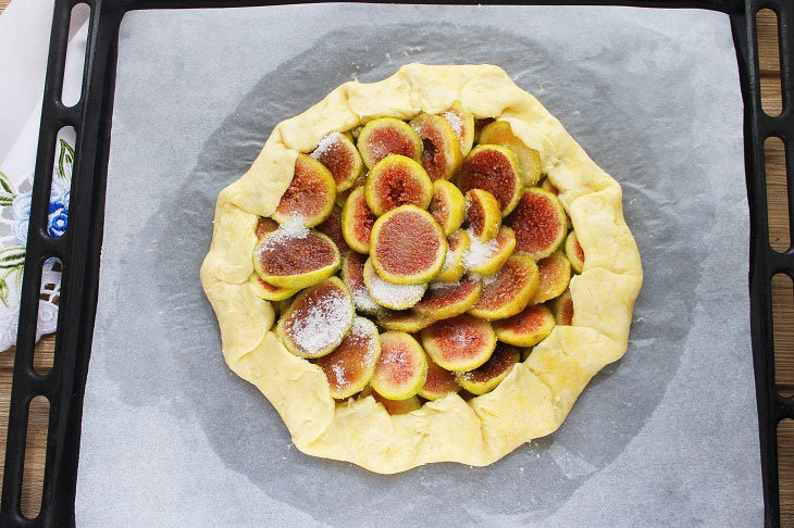 Galette with figs - delicate and delicious pastries in French