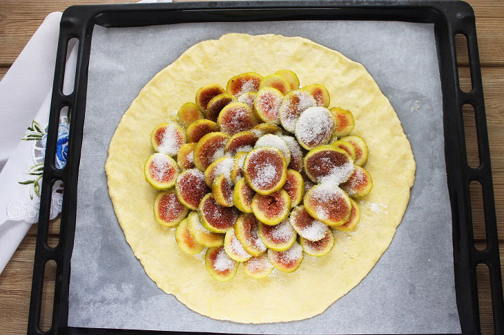 Galette with figs - delicate and delicious pastries in French
