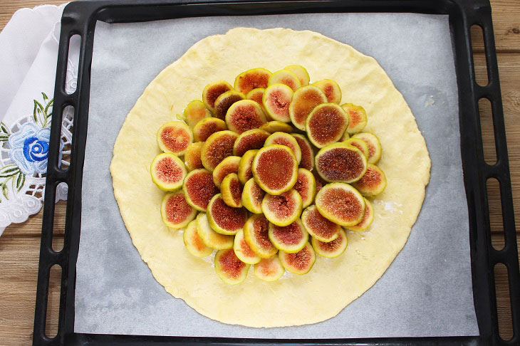 Galette with figs - delicate and delicious pastries in French