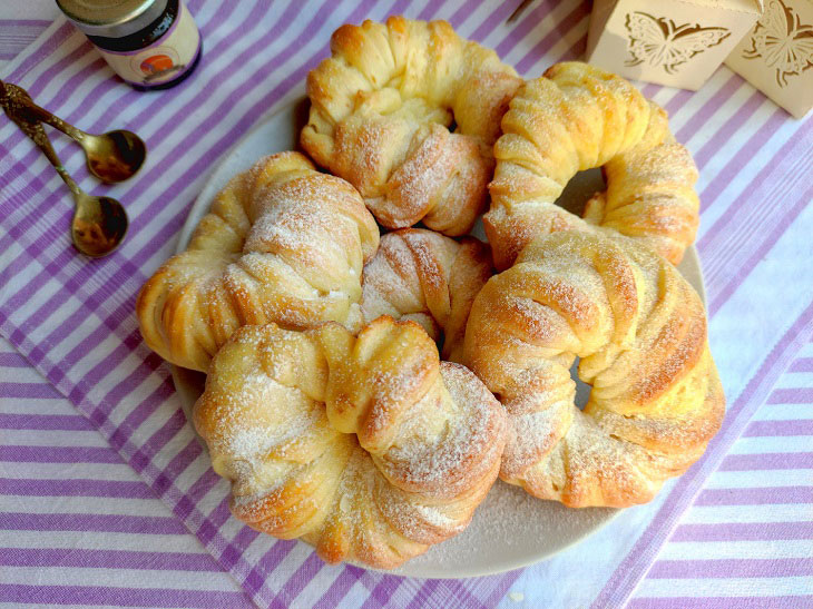 Buns on kefir in the oven - tender, airy and fragrant