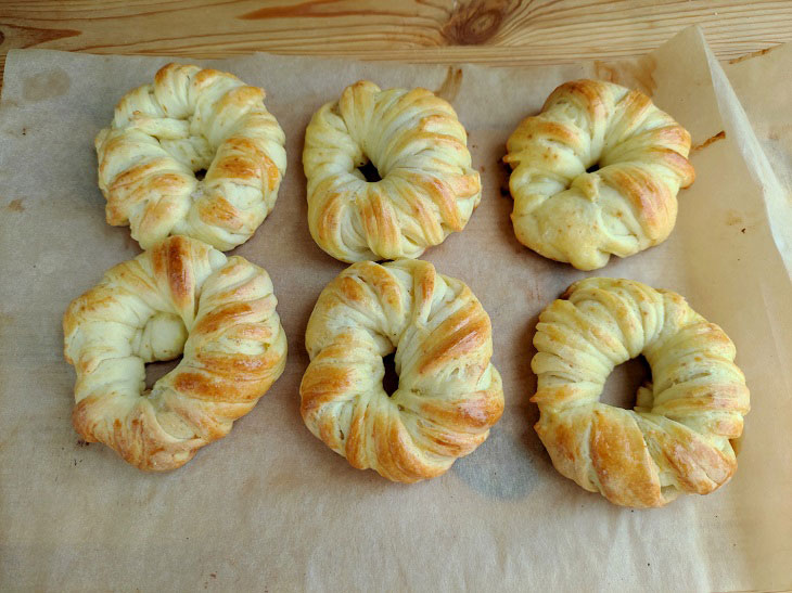 Buns on kefir in the oven - tender, airy and fragrant