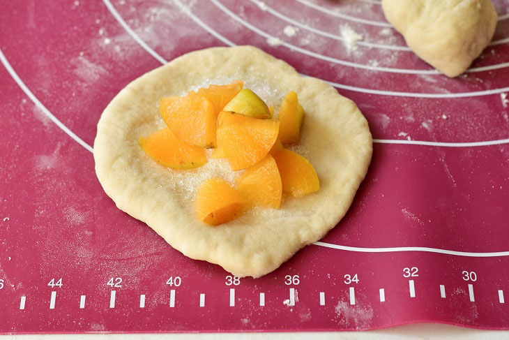 Pies with apricots - beautiful and mouth-watering