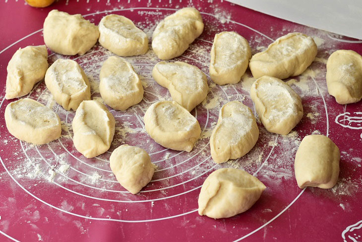 Pies with apricots - beautiful and mouth-watering