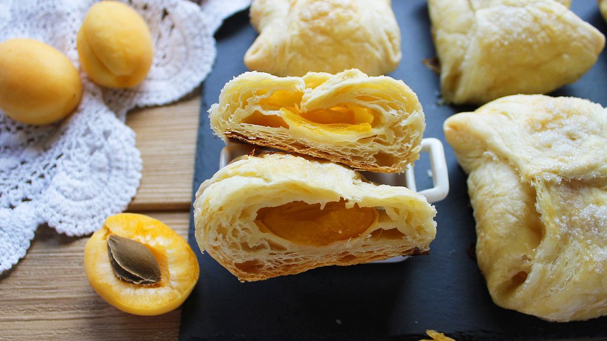 Apricot puffs – a quick and easy recipe for seasonal baking