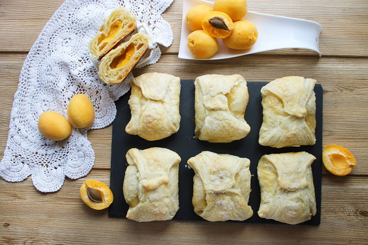 Apricot puffs - a quick and easy recipe for seasonal baking