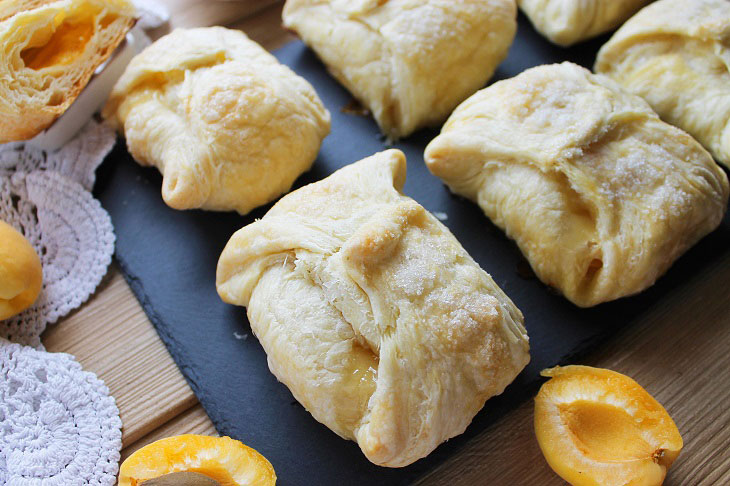 Apricot puffs - a quick and easy recipe for seasonal baking