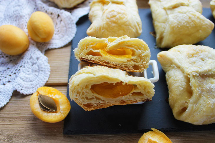 Apricot puffs - a quick and easy recipe for seasonal baking