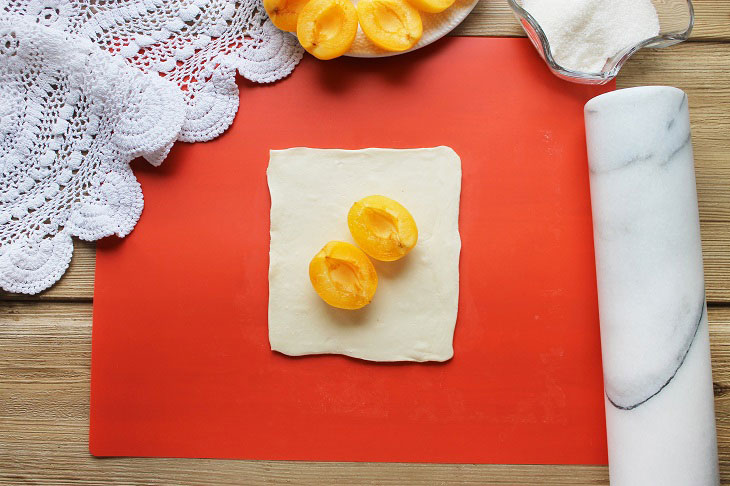 Apricot puffs - a quick and easy recipe for seasonal baking