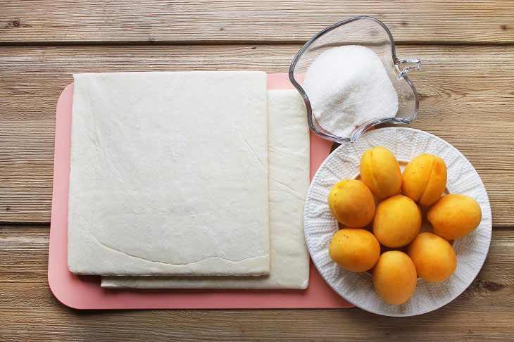 Apricot puffs - a quick and easy recipe for seasonal baking