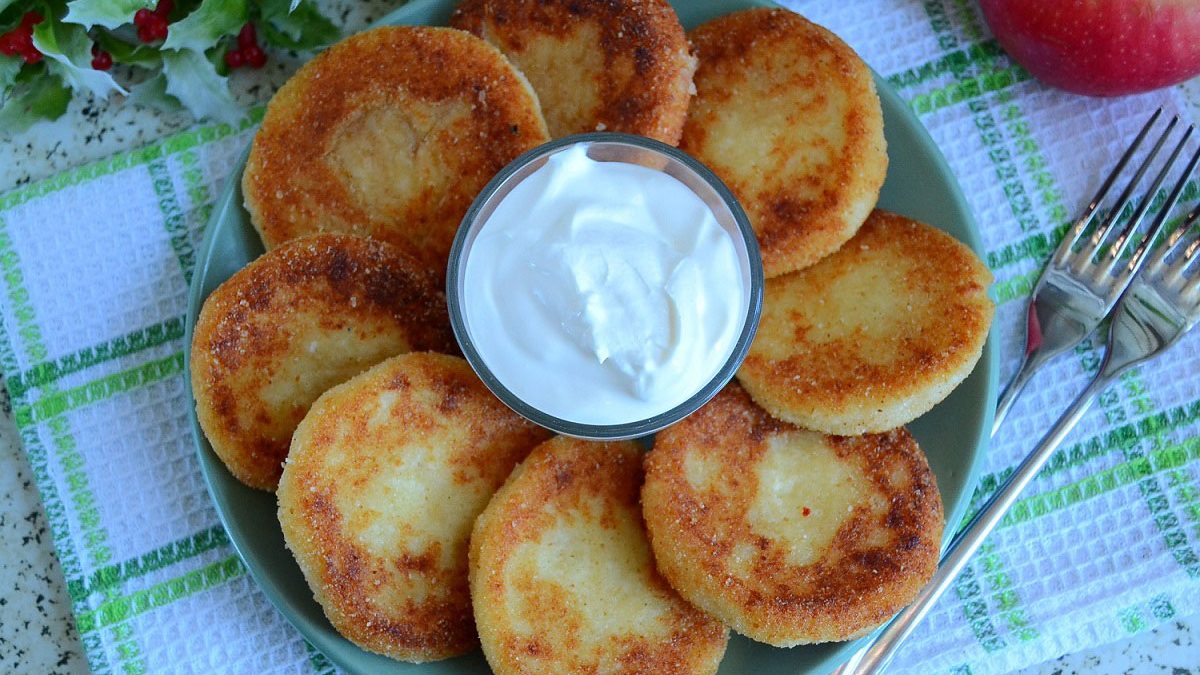 Cottage cheese pancakes with semolina – ruddy and appetizing