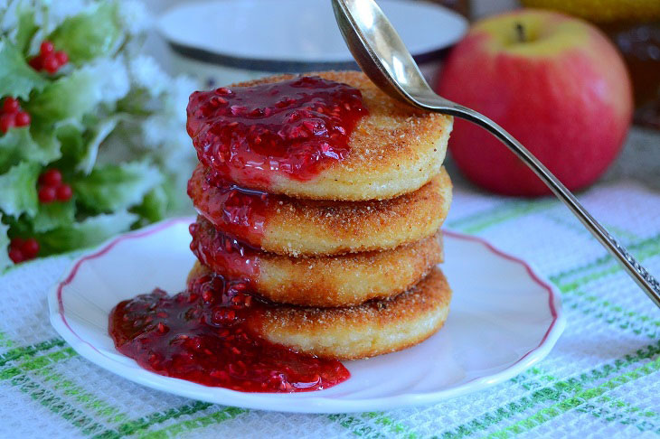 Cottage cheese pancakes with semolina - ruddy and appetizing